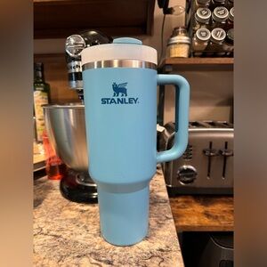 Excellent used condition Stanley. 40oz